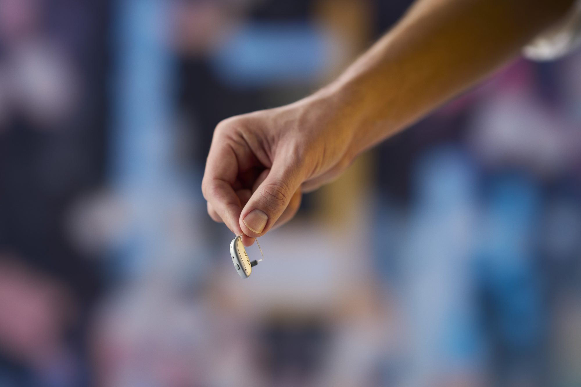 Handling a small Danavox hearing aid